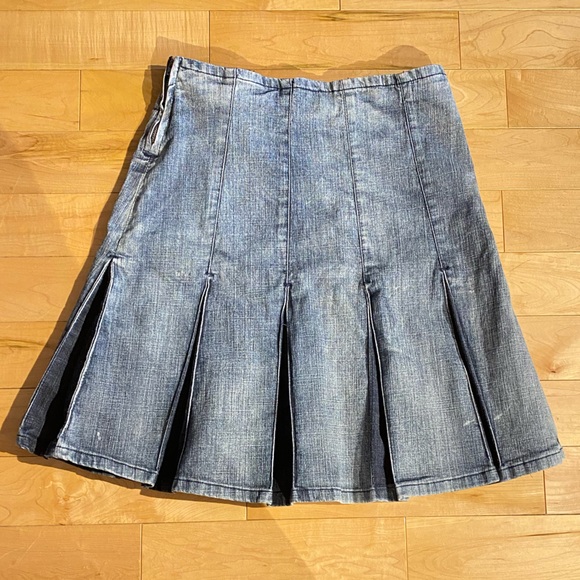 Distressed mid thigh-knee length pleather jean skirt - Picture 3 of 4
